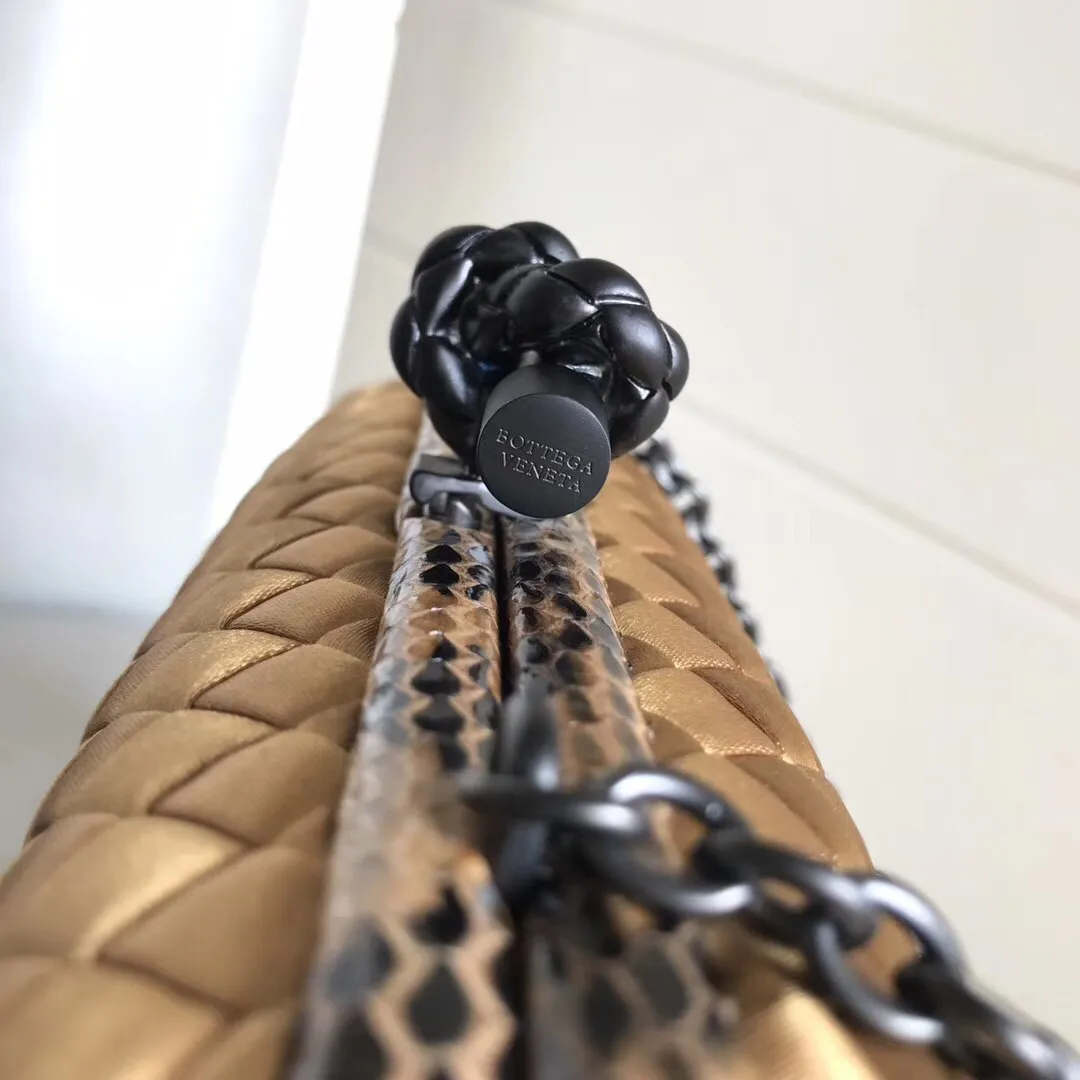 The latest and most popular Knot clutch from the 8651 counter is made of exquisite Japanese silk fabric with snakeskin piping. It looks elegant when worn cross-body or in the hand. It can also be carried by petite girls and can hold 2 iPhone X phones. Size: 20cm*12cm